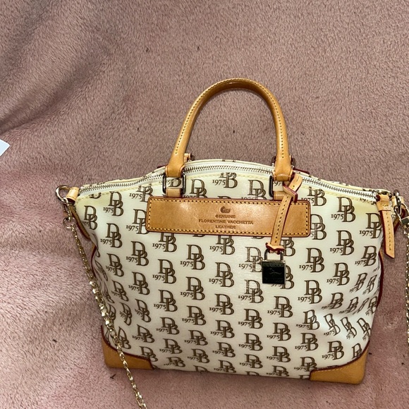 Rare Dooney and Bourke domesatchel🤎💛🤍🤎🧡💛🤍🤎🧡💛🤍🤎🧡